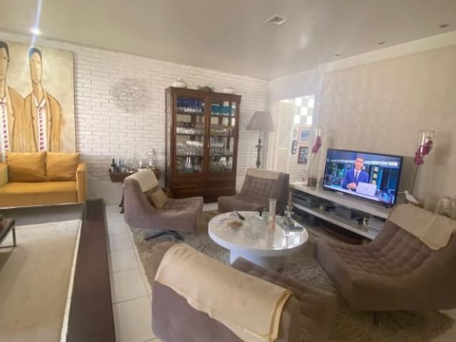 Casa com 720m² 5 quartos e 3 banheiros, à venda, no bairro Laranjal em Pelotas