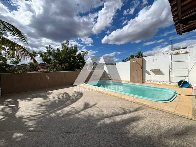 Casa com 393m² 2 quartos e 1 banheiro, à venda, no bairro Santa Tereza em Araçuaí