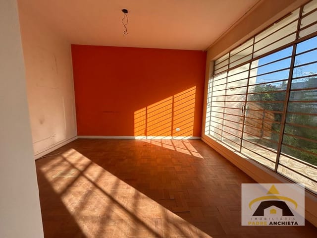 Casa com 594m² 4 quartos e 3 banheiros, à venda, no bairro Centro em Curitiba