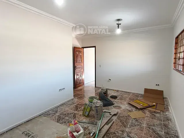 Casa com 250m² 3 quartos e 2 banheiros, para alugar, no bairro Califórnia em Londrina