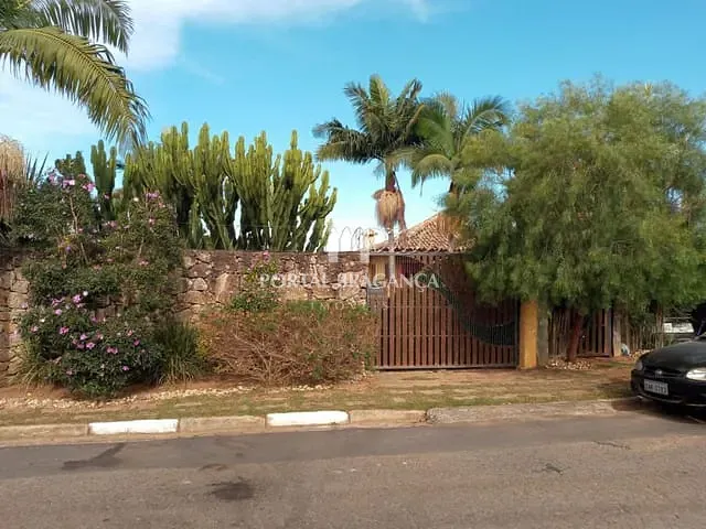 Casa com 1500m² 5 quartos e 6 banheiros, à venda ou para alugar, no bairro Lagos de Santa Helena em Bragança Paulista