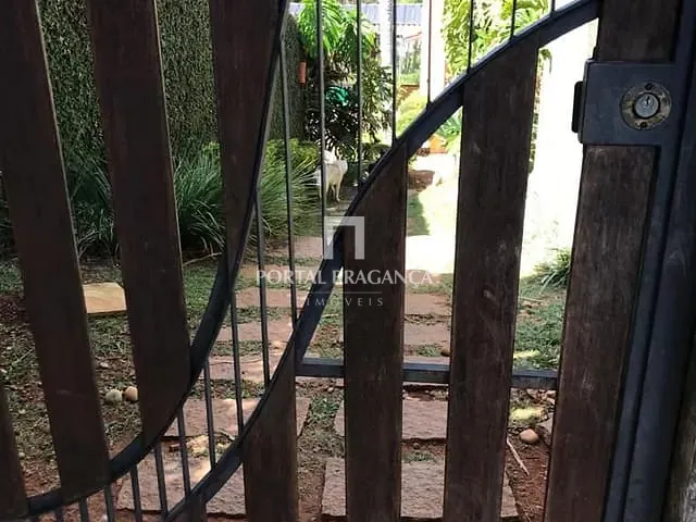 Casa com 1500m² 5 quartos e 6 banheiros, à venda ou para alugar, no bairro Lagos de Santa Helena em Bragança Paulista