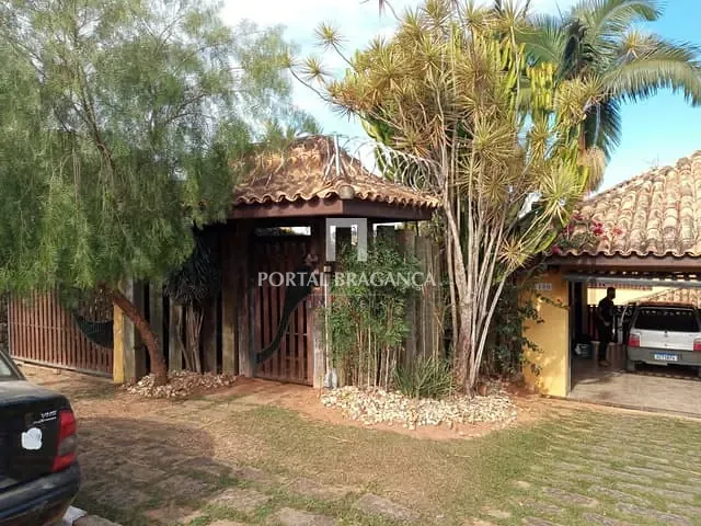 Casa com 1500m² 5 quartos e 6 banheiros, à venda ou para alugar, no bairro Lagos de Santa Helena em Bragança Paulista