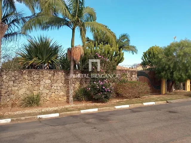 Casa com 1500m² 5 quartos e 6 banheiros, à venda ou para alugar, no bairro Lagos de Santa Helena em Bragança Paulista