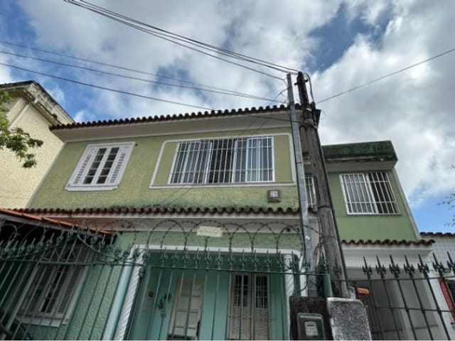 Foto do Casa - Caso sobrado para Locação 4 Quartos, 1 Vaga, 150M² em Santa Rosa, Niterói - RJ | SelfSpin