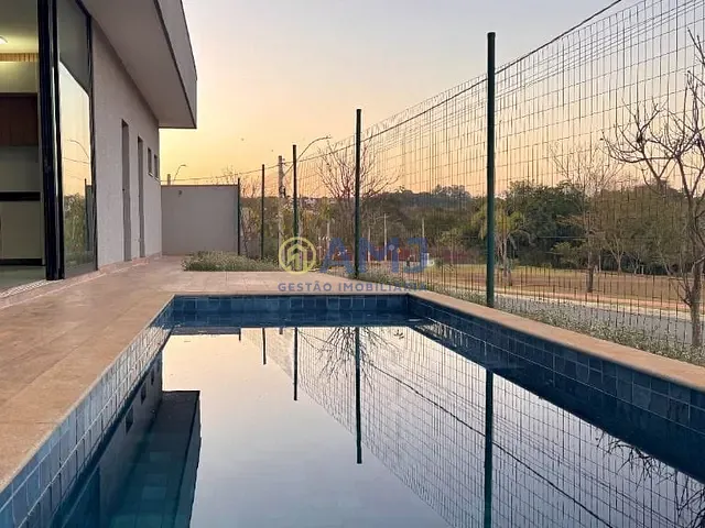 Casa com 375m² 3 quartos e 5 banheiros, à venda, no bairro Jardins Barcelona em Senador Canedo