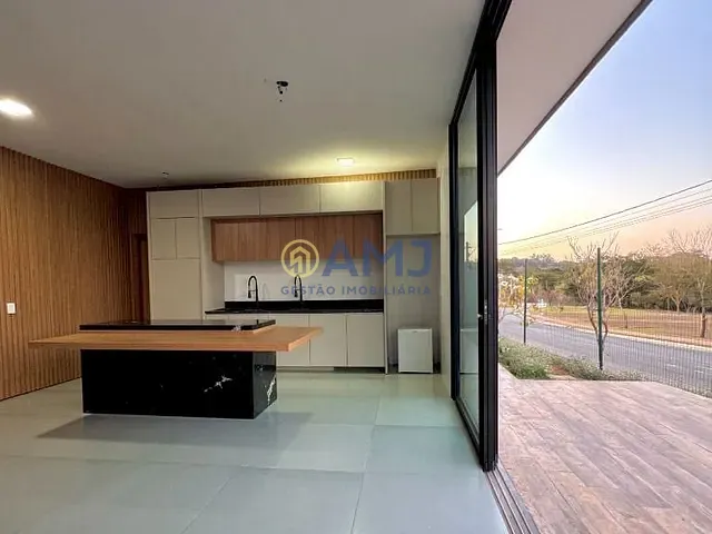 Casa com 375m² 3 quartos e 5 banheiros, à venda, no bairro Jardins Barcelona em Senador Canedo