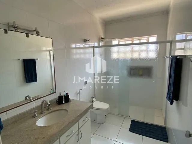 Casa com 1729m², à venda ou para alugar, no bairro Vila Vitória em Apucarana