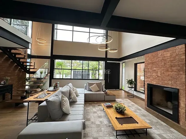 Casa com 800m² 4 quartos e 5 banheiros, à venda, no bairro Iucas em Teresópolis