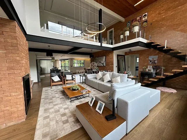 Casa com 800m² 4 quartos e 5 banheiros, à venda, no bairro Iucas em Teresópolis