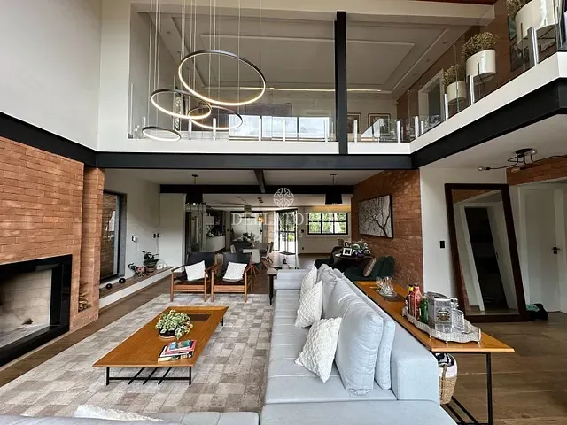 Casa com 800m² 4 quartos e 5 banheiros, à venda, no bairro Iucas em Teresópolis