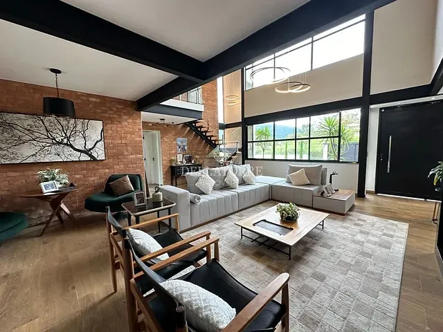 Casa com 800m² 4 quartos e 5 banheiros, à venda, no bairro Iucas em Teresópolis