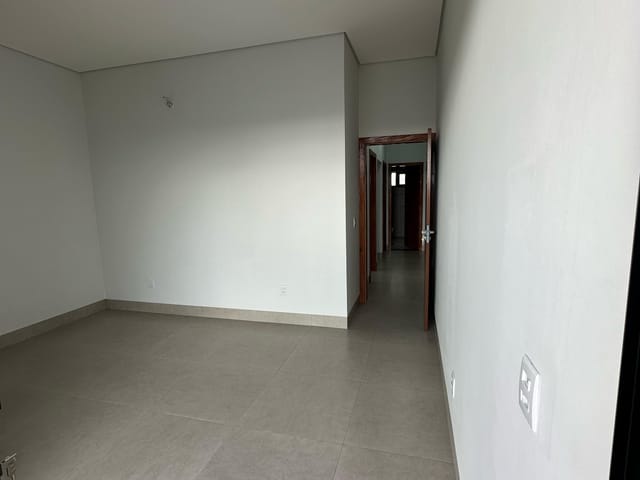Casa com 300m² 3 quartos e 2 banheiros, à venda, no bairro Jardim das Itaúbas em Sinop