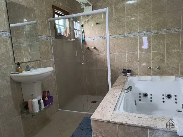 Casa com 1200m² 4 quartos e 3 banheiros, à venda, no bairro Jardim Pioneiro em Cotia