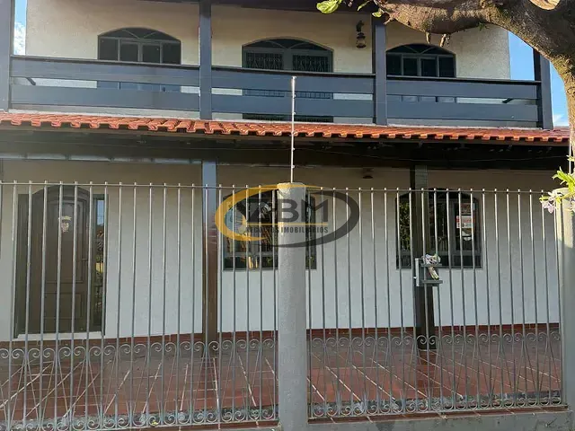 Casa com 300m² 3 quartos e 2 banheiros, à venda ou para alugar, no bairro São Pedro em Londrina
