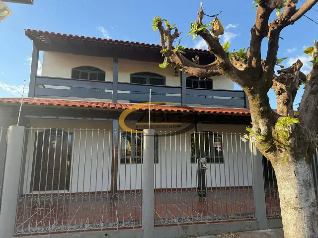 Casa com 300m² 3 quartos e 2 banheiros, à venda ou para alugar, no bairro São Pedro em Londrina