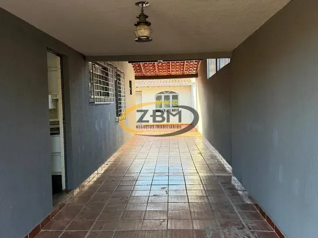 Casa com 300m² 3 quartos e 2 banheiros, à venda ou para alugar, no bairro São Pedro em Londrina