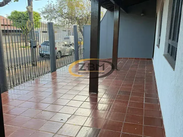 Casa com 300m² 3 quartos e 2 banheiros, à venda ou para alugar, no bairro São Pedro em Londrina