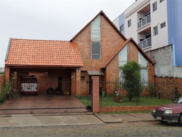 Casa com 392m² 4 quartos e 5 banheiros, à venda, no bairro Uvaranas em Ponta Grossa