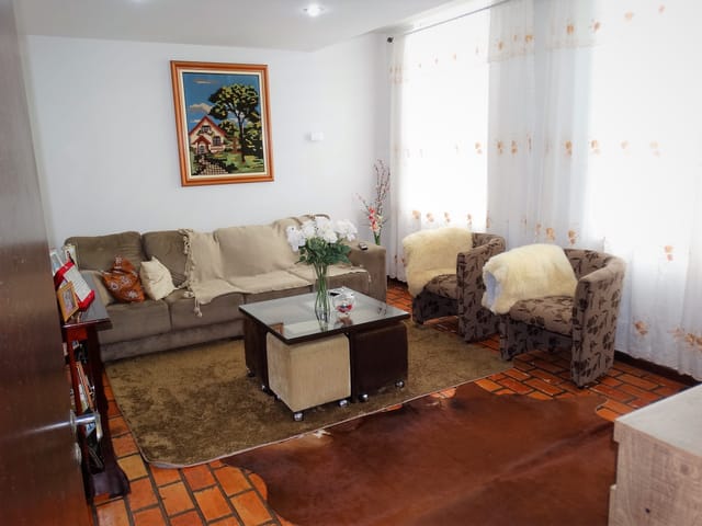 Casa com 392m² 4 quartos e 5 banheiros, à venda, no bairro Uvaranas em Ponta Grossa