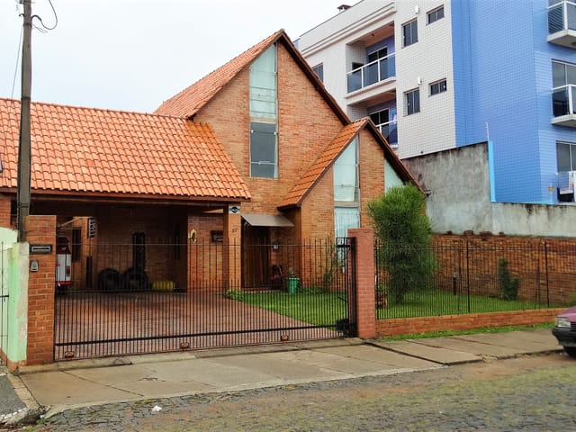 Casa com 392m² 4 quartos e 5 banheiros, à venda, no bairro Uvaranas em Ponta Grossa