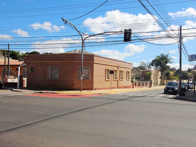 Casa com 330m², à venda, no bairro Uvaranas em Ponta Grossa