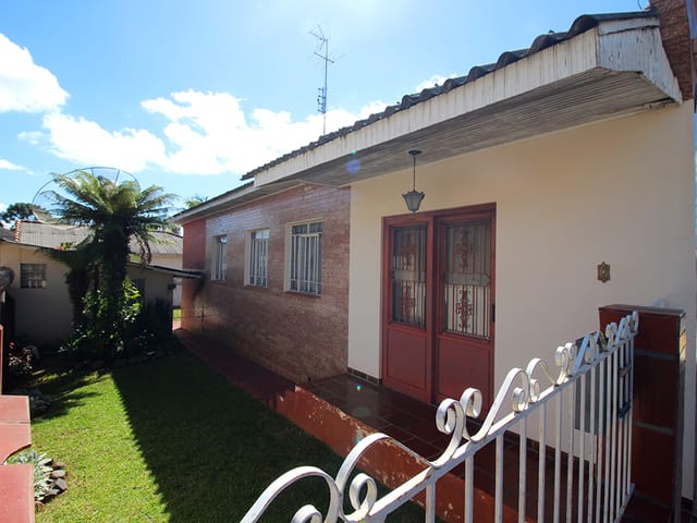 Casa com 330m², à venda, no bairro Uvaranas em Ponta Grossa