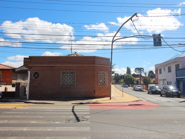 Casa com 330m², à venda, no bairro Uvaranas em Ponta Grossa
