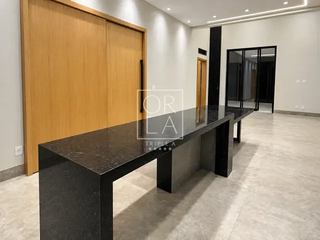 Casa com 263m² 3 quartos e 5 banheiros, à venda, no bairro Jardins Capri em Senador Canedo