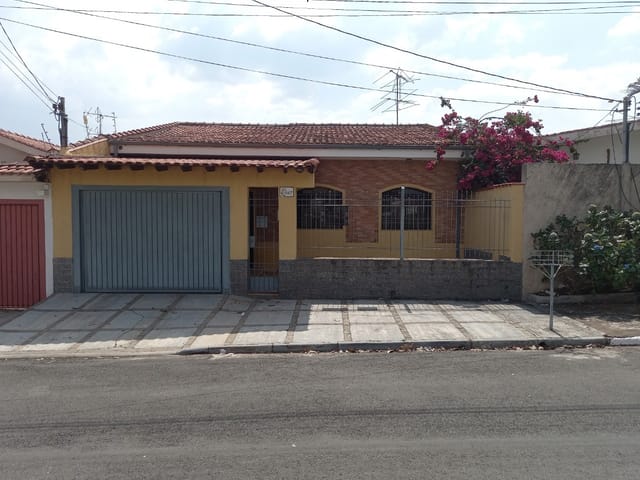 Foto do Casa - Casa Com ótima localização, extensa área construída possuindo duas cozinhas, sala de tv, sala de jantar, duas lavanderias, garagem para dois carros, duas suítes com closet ambos com armários embutidos, um banheiro social, totalizando 280m² de construção e área total de 300m². | Guaxupé Imóveis Ltda