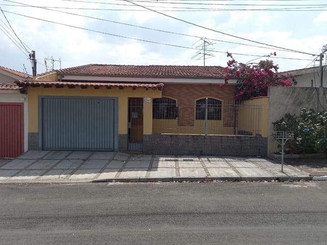 Foto do Casa - Casa Com ótima localização, extensa área construída possuindo duas cozinhas, sala de tv, sala de jantar, duas lavanderias, garagem para dois carros, duas suítes com closet ambos com armários embutidos, um banheiro social, totalizando 280m² de construção e área total de 300m². | Guaxupé Imóveis Ltda