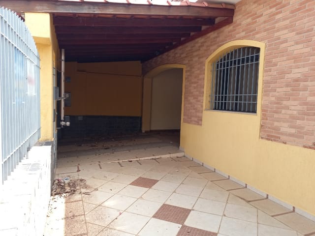 Foto do Casa - Casa Com ótima localização, extensa área construída possuindo duas cozinhas, sala de tv, sala de jantar, duas lavanderias, garagem para dois carros, duas suítes com closet ambos com armários embutidos, um banheiro social, totalizando 280m² de construção e área total de 300m². | Guaxupé Imóveis Ltda