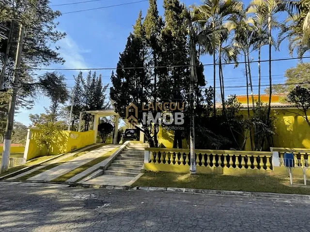 Casa 3 quartos e 4 banheiros, à venda, no bairro Alpes dos Araçás (Jordanésia) em Cajamar