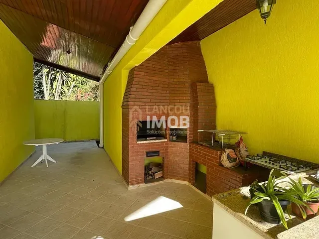 Casa 3 quartos e 4 banheiros, à venda, no bairro Alpes dos Araçás (Jordanésia) em Cajamar