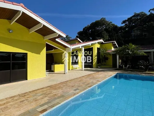 Casa 3 quartos e 4 banheiros, à venda, no bairro Alpes dos Araçás (Jordanésia) em Cajamar