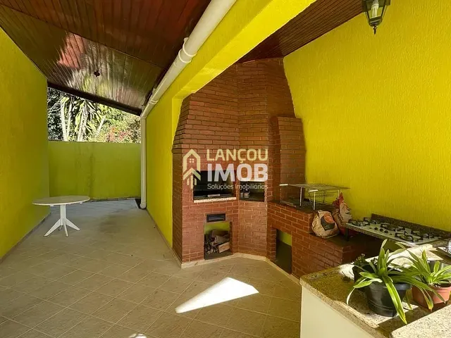 Casa 3 quartos e 4 banheiros, à venda, no bairro Alpes dos Araçás (Jordanésia) em Cajamar