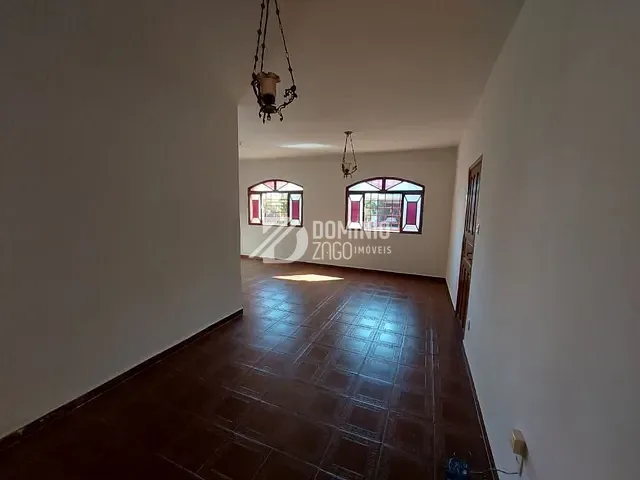 Casa com 383m² 4 quartos e 3 banheiros, à venda ou para alugar, no bairro São Benedito em Uberaba