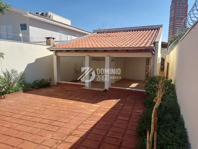 Casa com 383m² 4 quartos e 3 banheiros, à venda ou para alugar, no bairro São Benedito em Uberaba