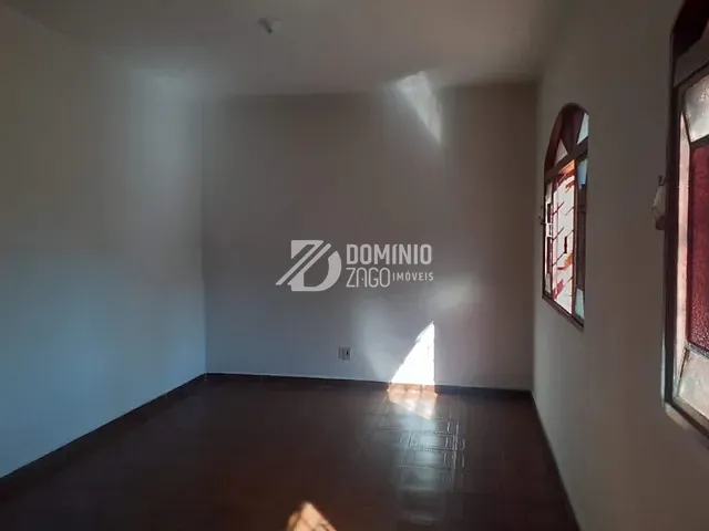 Casa com 383m² 4 quartos e 3 banheiros, à venda ou para alugar, no bairro São Benedito em Uberaba