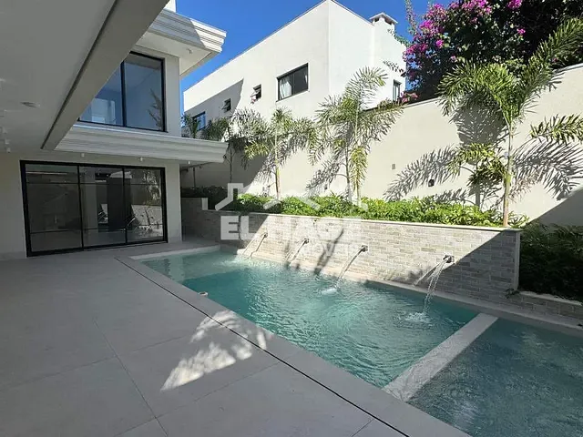 Casa com 449m² 5 quartos e 8 banheiros, à venda, no bairro Condomínio Residencial Florais dos Lagos em Cuiabá