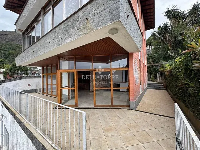 Casa com 475m² 4 quartos e 4 banheiros, à venda, no bairro Iucas em Teresópolis
