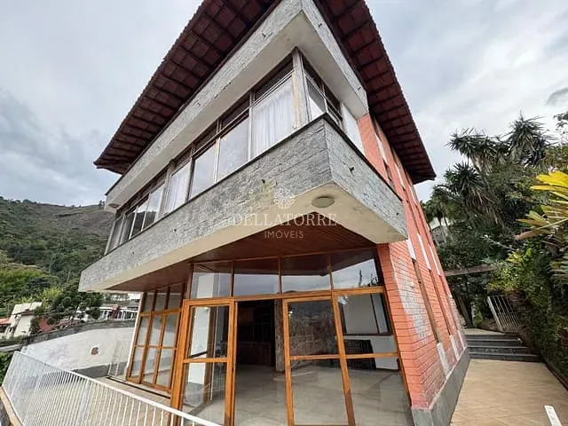Casa com 475m² 4 quartos e 4 banheiros, à venda, no bairro Iucas em Teresópolis