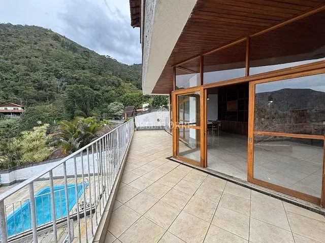 Casa com 475m² 4 quartos e 4 banheiros, à venda, no bairro Iucas em Teresópolis