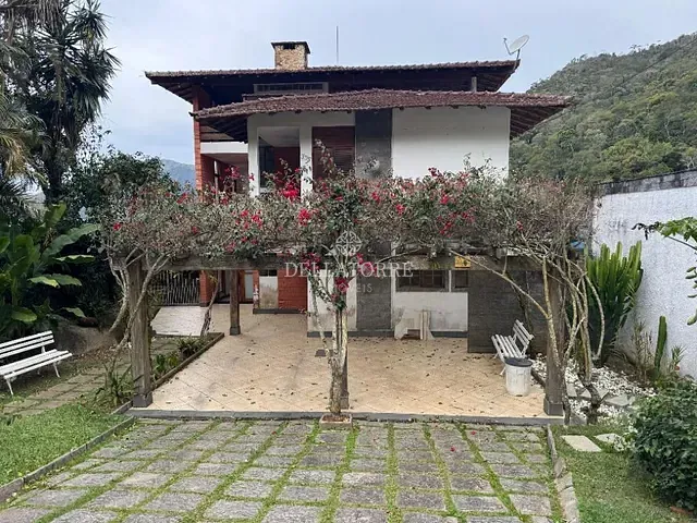 Casa com 475m² 4 quartos e 4 banheiros, à venda, no bairro Iucas em Teresópolis