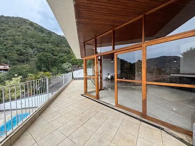 Casa com 475m² 4 quartos e 4 banheiros, à venda, no bairro Iucas em Teresópolis