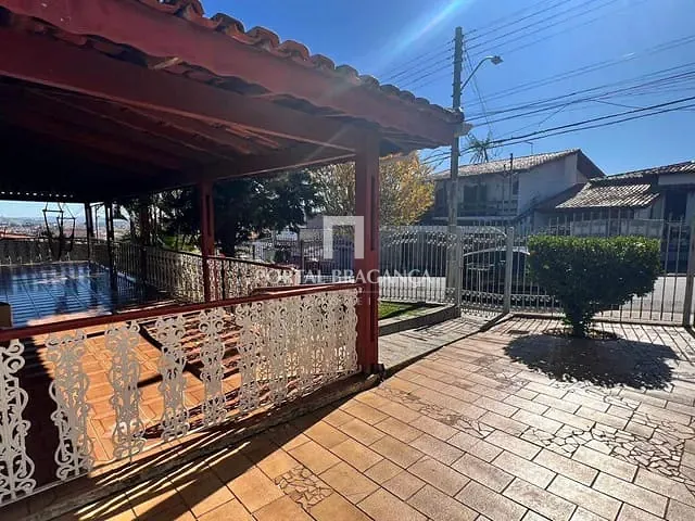 Casa com 832m² 4 quartos e 2 banheiros, à venda, no bairro Jardim Santa Rita de Cássia em Bragança Paulista