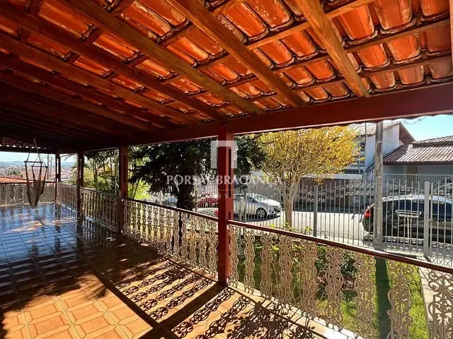 Casa com 832m² 4 quartos e 2 banheiros, à venda, no bairro Jardim Santa Rita de Cássia em Bragança Paulista