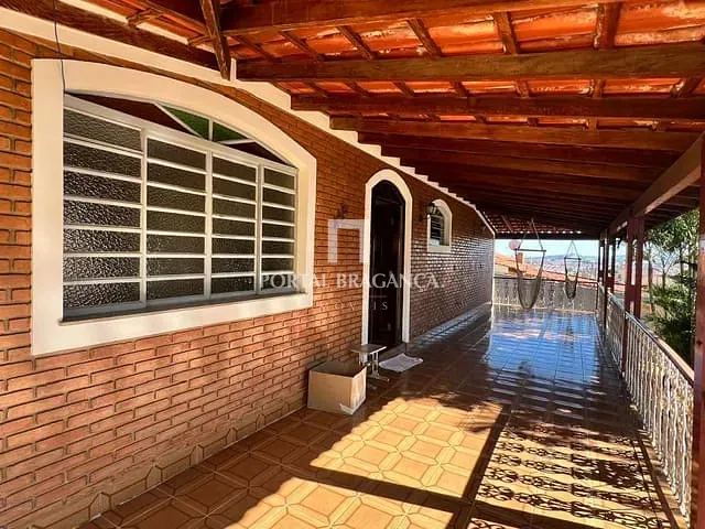 Casa com 832m² 4 quartos e 2 banheiros, à venda, no bairro Jardim Santa Rita de Cássia em Bragança Paulista