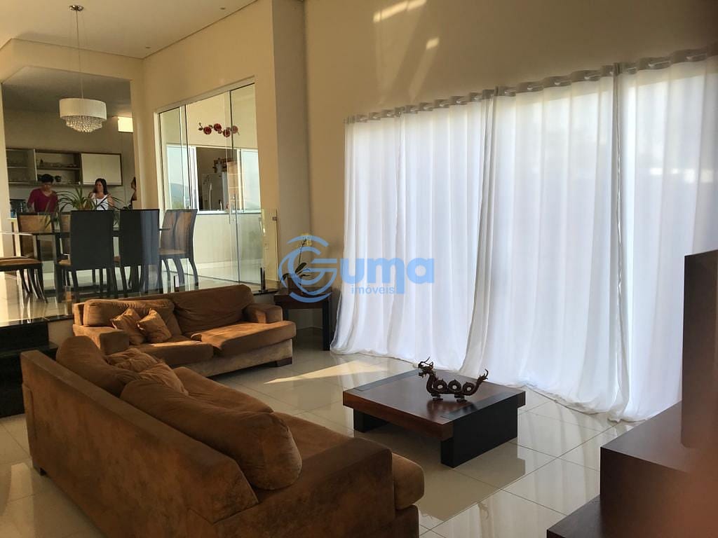 Casa, 3 quartos, 234 m² - Foto 1