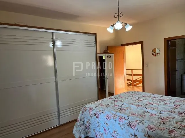 Casa com 330m² 4 quartos e 4 banheiros, à venda, no bairro Três Vendas em Pelotas